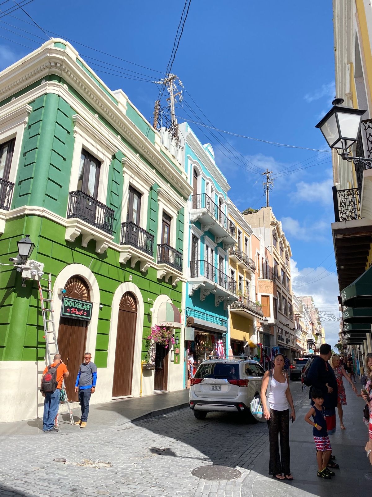 サンファンでは港に降りてすぐのところにお土産屋さんやスーパーもあったので、...