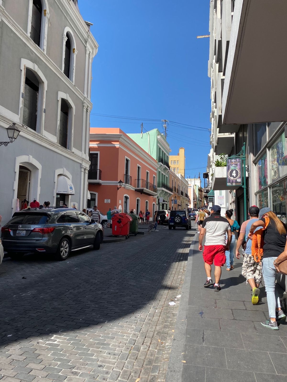 サンファンでは港に降りてすぐのところにお土産屋さんやスーパーもあったので、...