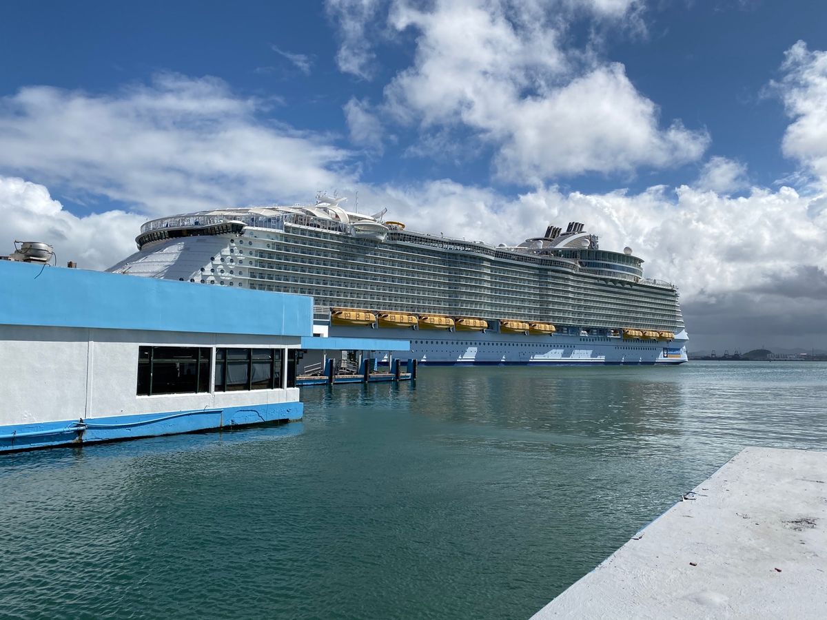 サンファンでは港に降りてすぐのところにお土産屋さんやスーパーもあったので、...