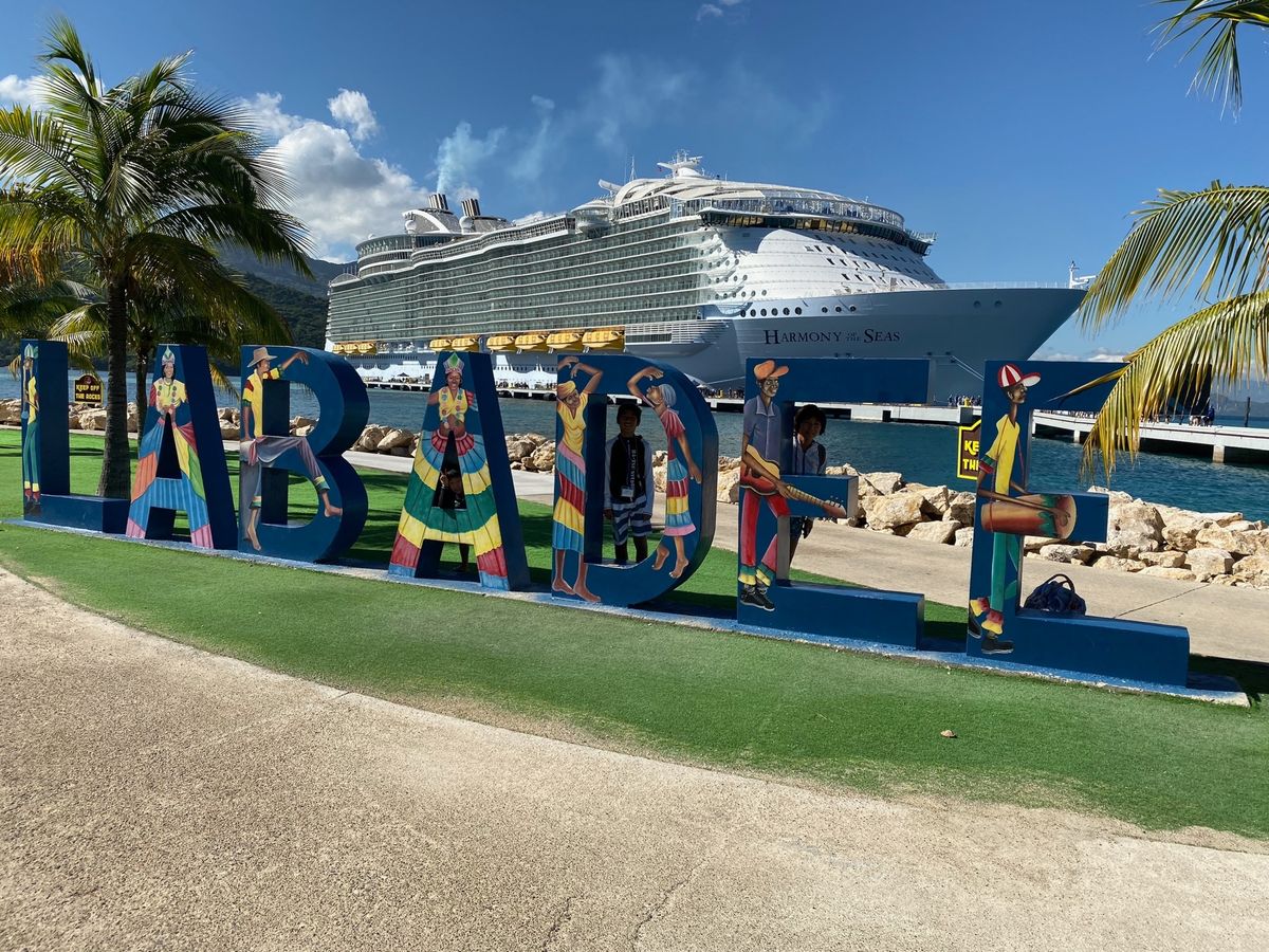 ロイヤルカリビアンのプライベートビーチのラバディ🏖で一日のんびり。
旦那と...