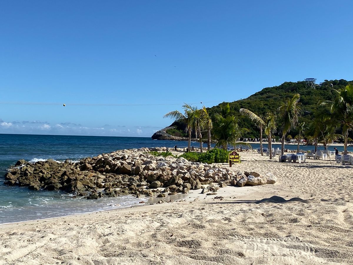 ロイヤルカリビアンのプライベートビーチのラバディ🏖で一日のんびり。
旦那と...