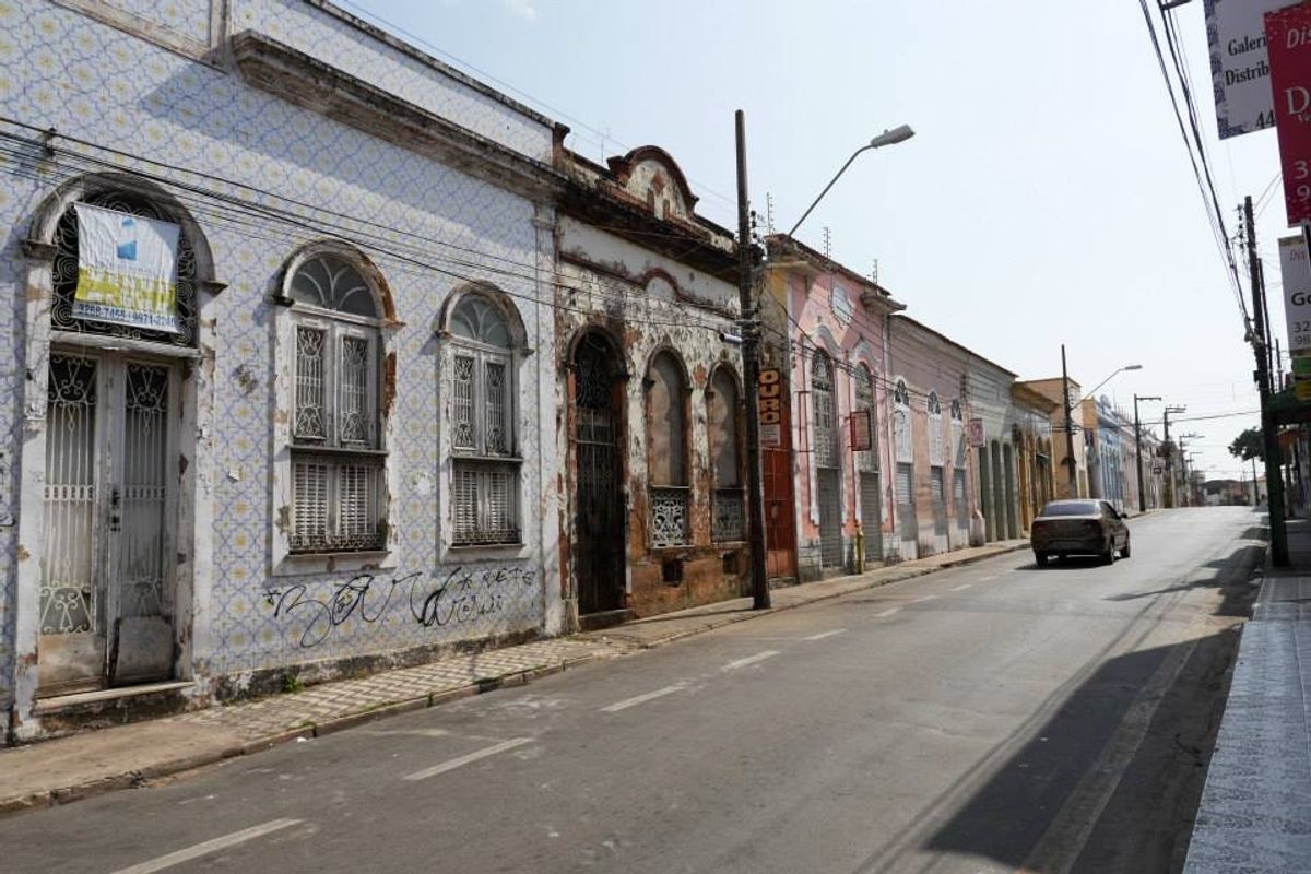 ブラジル北部のサンルイス。
中心地がゴーストタウンすぎて、昼間でもめちゃく...