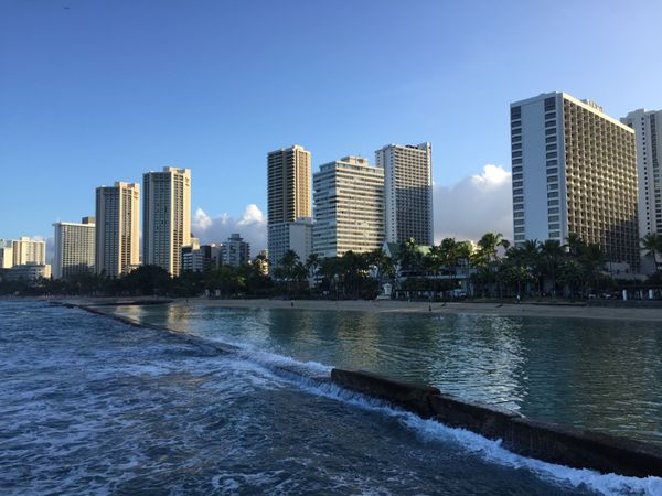 アメリカ(米国)・クアロアランチ「2019 ワイキキビーチ改修前❗️オアフ島家族旅行」の写真：帰国日の朝✨    人の居ないワイキキビ...