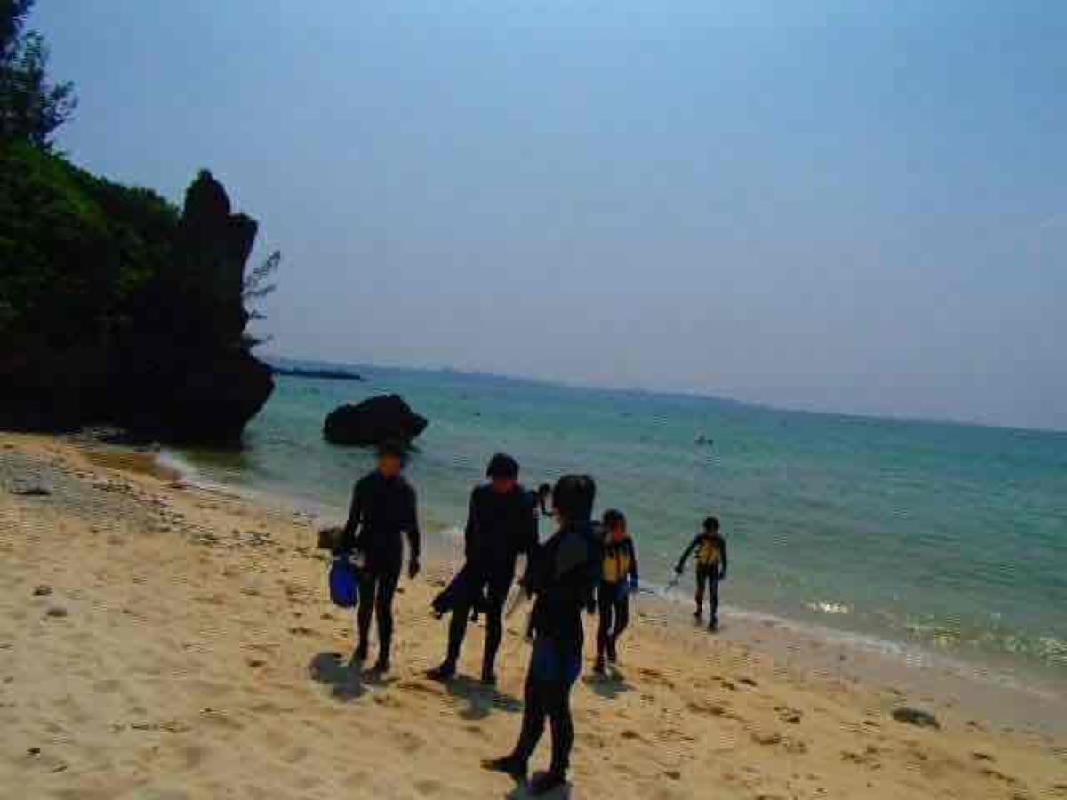 恩納でシュノーケリング。
お魚に餌をあげたり、ナマコに触れたり。ニモも発見...