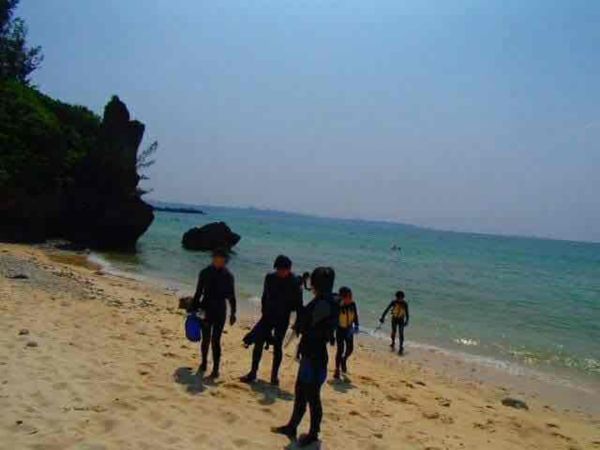 日本・座間味島「沖縄旅行」の写真：恩納でシュノーケリング。
お魚に餌をあげ...