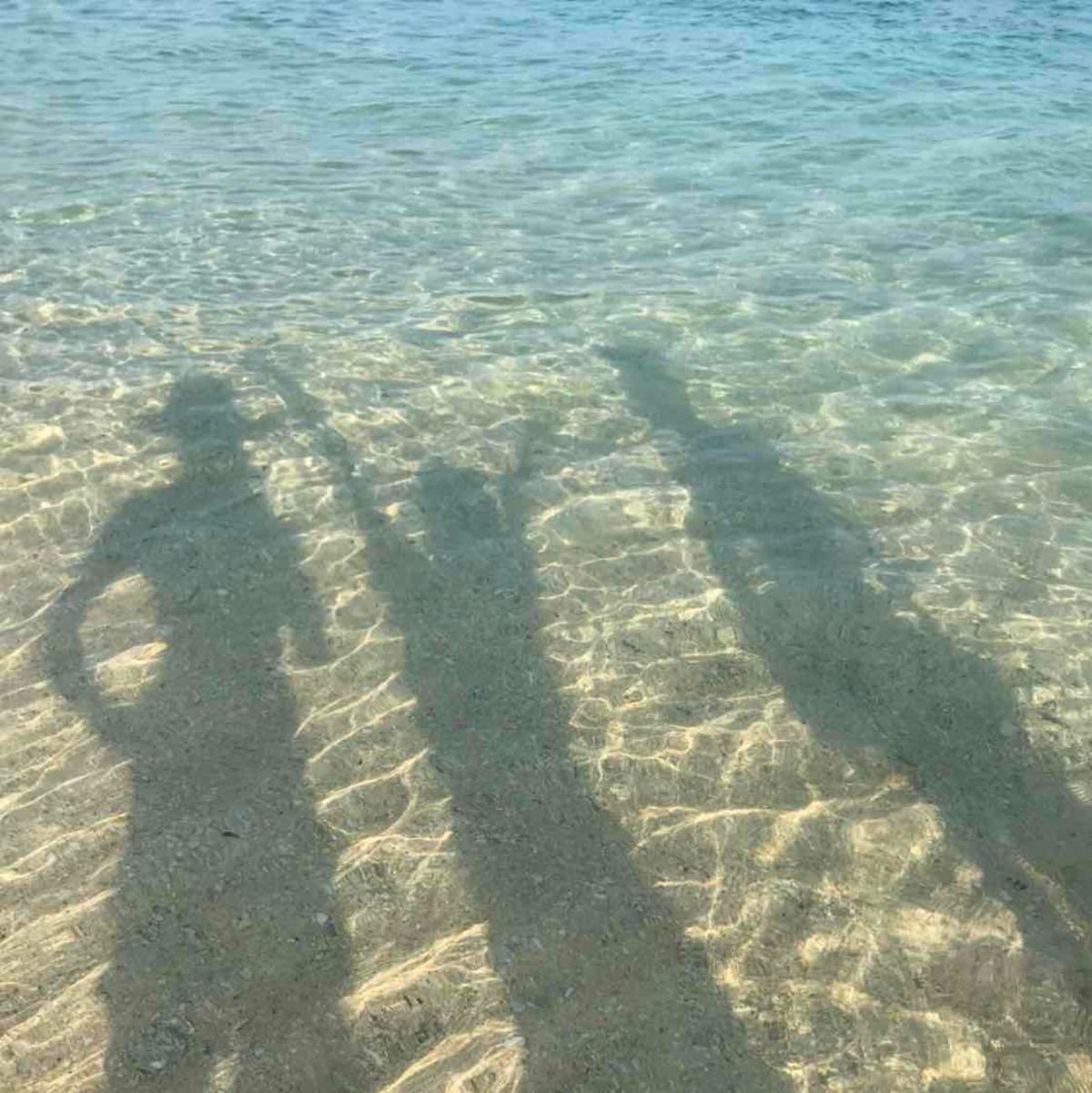 古宇利ビーチで海水浴。おチビさんが寝ちゃう程、穏やかで透き通ったプールみた...