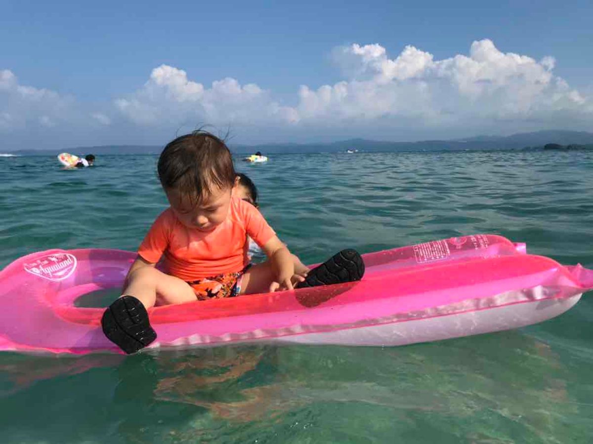 古宇利ビーチで海水浴。おチビさんが寝ちゃう程、穏やかで透き通ったプールみた...