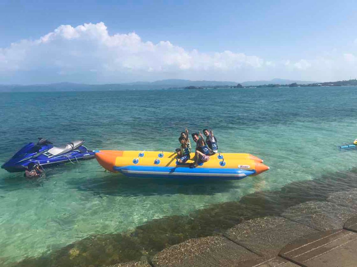 古宇利ビーチで海水浴。おチビさんが寝ちゃう程、穏やかで透き通ったプールみた...