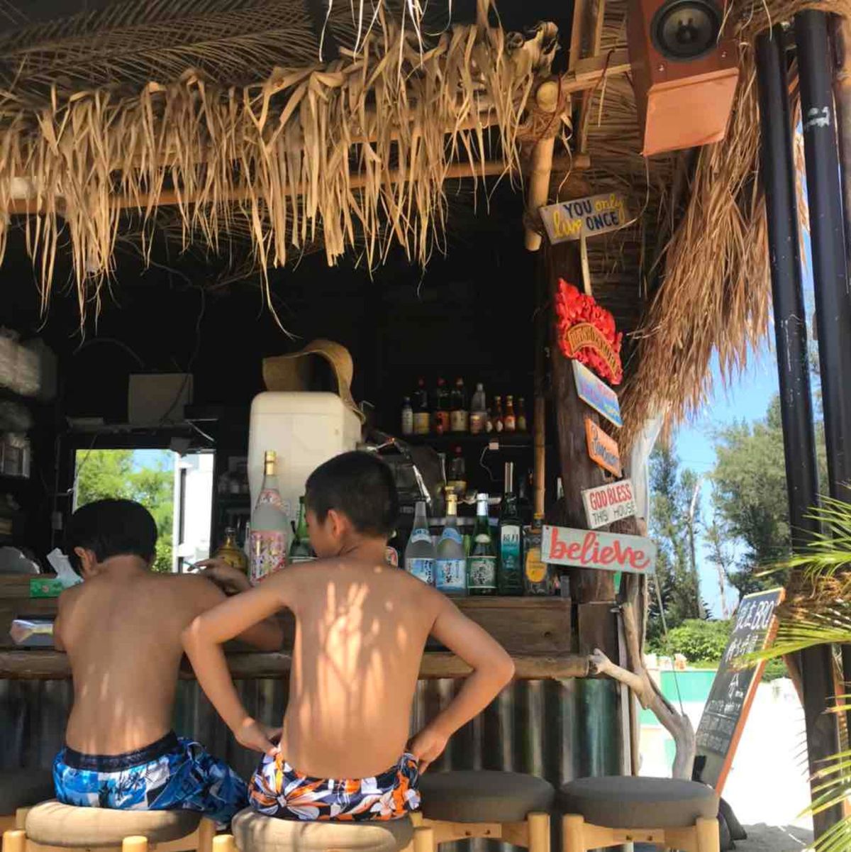 古宇利ビーチで海水浴。おチビさんが寝ちゃう程、穏やかで透き通ったプールみた...