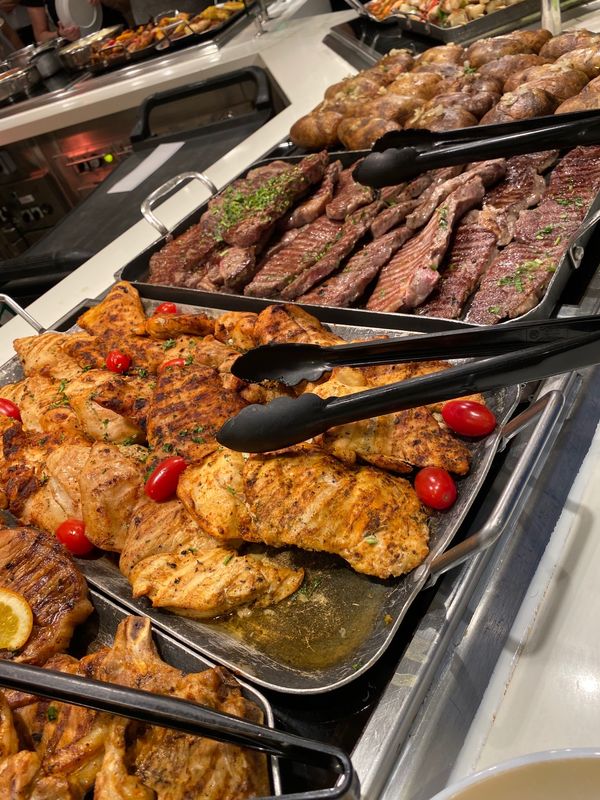 アメリカ(米国)・オーランド「アメリカ」の写真：船内のブュッフェレストランにて。
Ind...