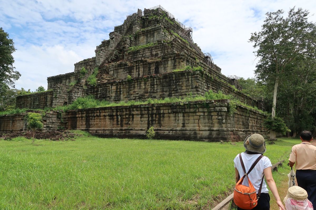 コーケー遺跡。シュムリアップから車で2時間30分ほど。階段で遺跡に登れます...