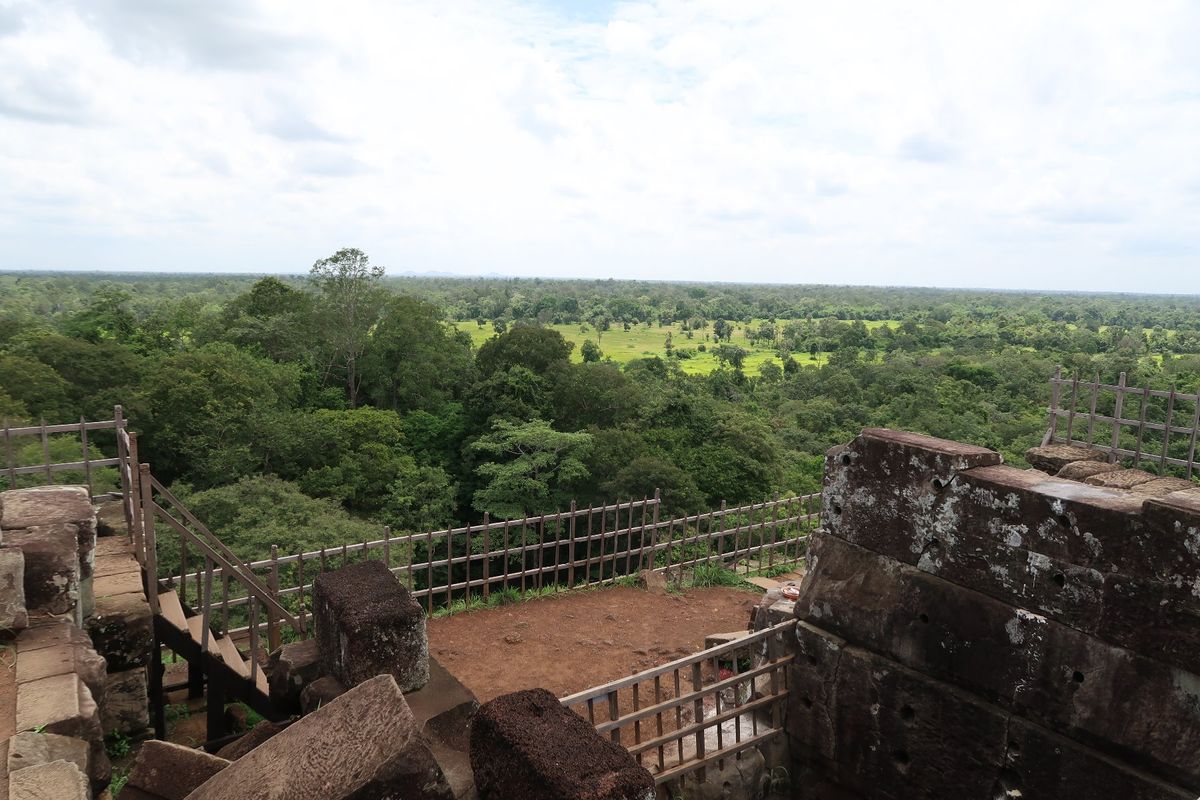 コーケー遺跡。シュムリアップから車で2時間30分ほど。階段で遺跡に登れます...