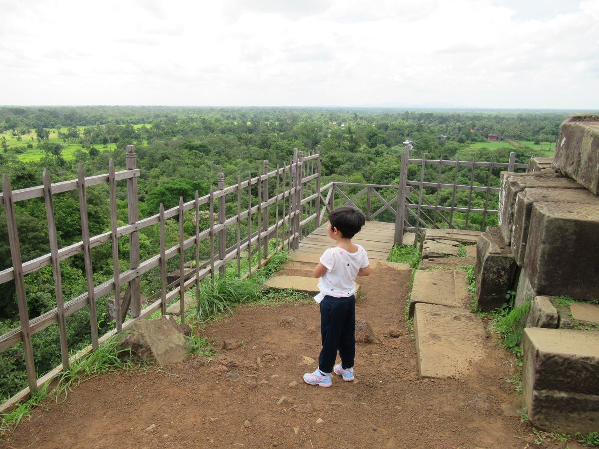 コーケー遺跡。シュムリアップから車で2時間30分ほど。階段で遺跡に登れます...