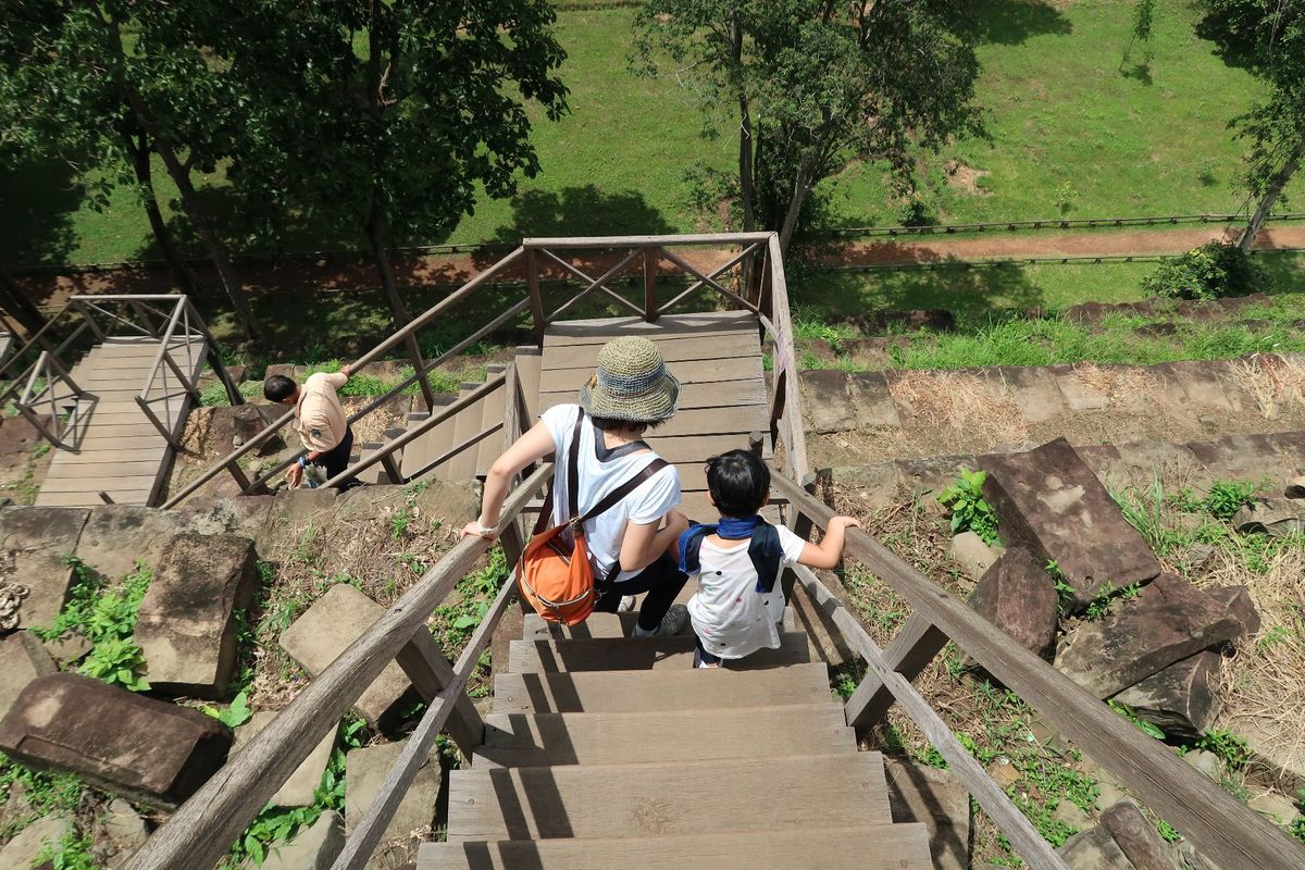 コーケー遺跡。シュムリアップから車で2時間30分ほど。階段で遺跡に登れます...