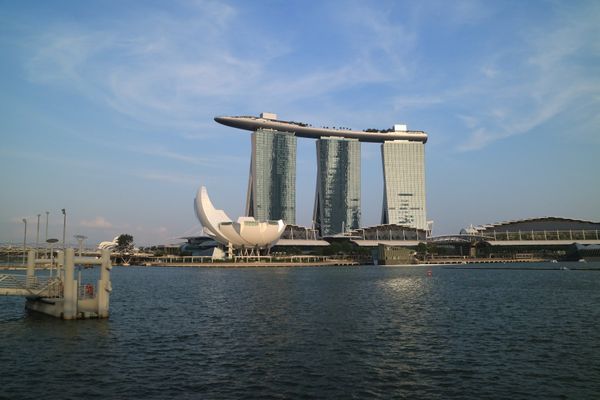 シンガポール「🇸🇬シンガポール〜２歳娘と義父母と義おじおばと旦那と私〜」の写真：マリーナベイサンズ。中に入って上まで上が...