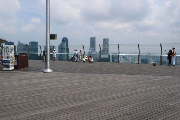シンガポール「🇸🇬シンガポール〜２歳娘と義父母と義おじおばと旦那と私〜」の写真：サンズの上はだだっ広い・・・そして絶景！