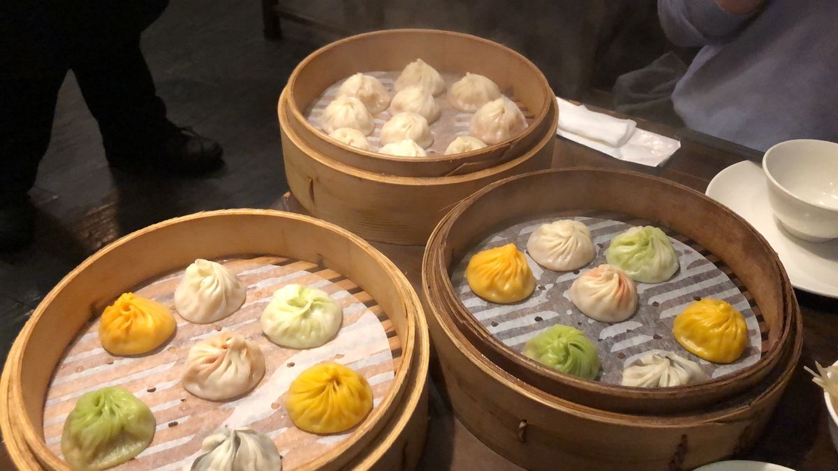 台北に着いたらとりあえず腹ごしらえ。

點水樓で小籠包を食べ、ドリンク片手...