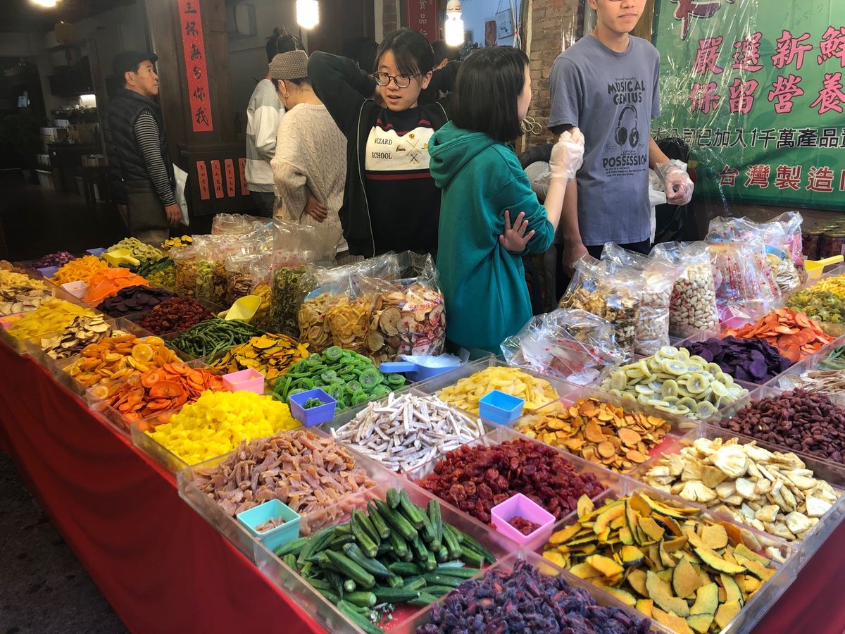 迪化街

旧正月前の迪化街は、お祭りどんちゃん騒ぎ
人でも凄いし、売ってい...