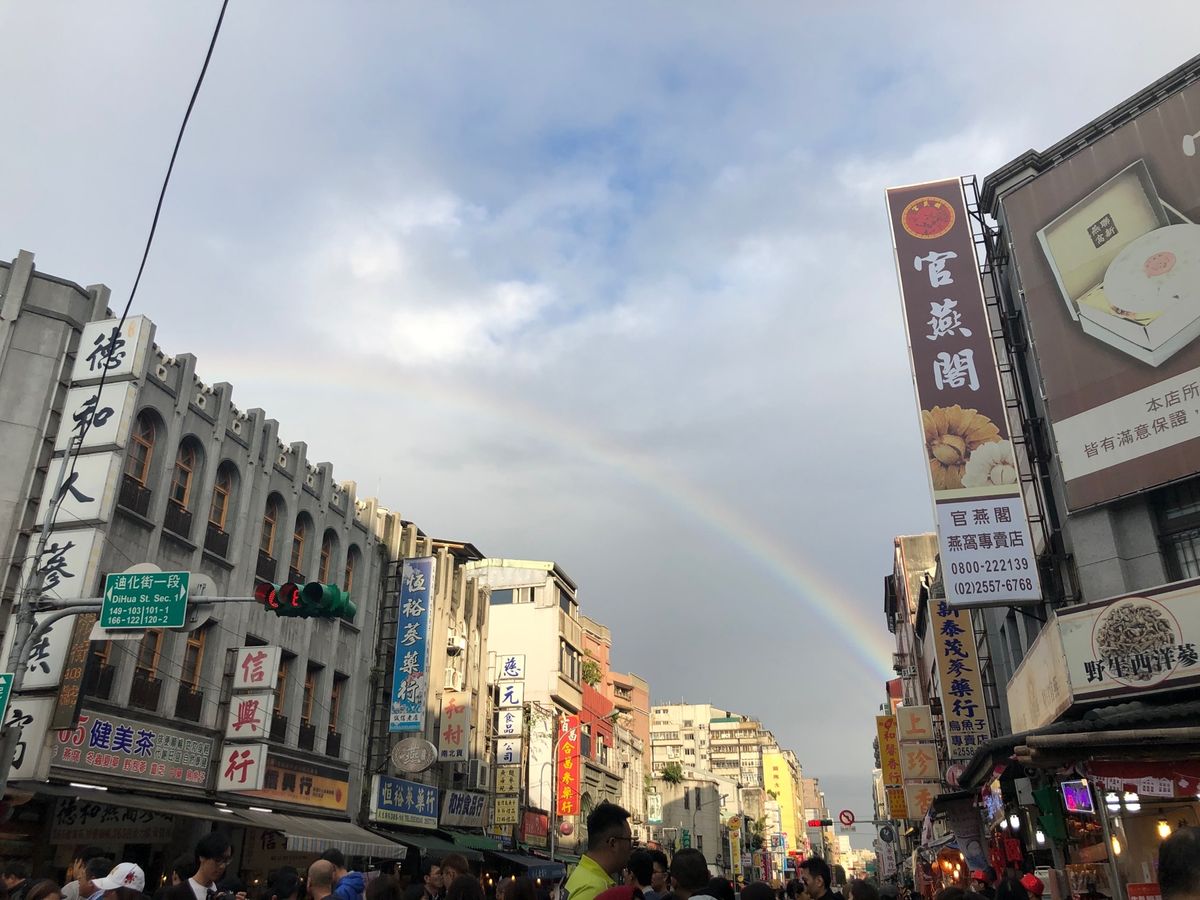 迪化街

旧正月前の迪化街は、お祭りどんちゃん騒ぎ
人でも凄いし、売ってい...