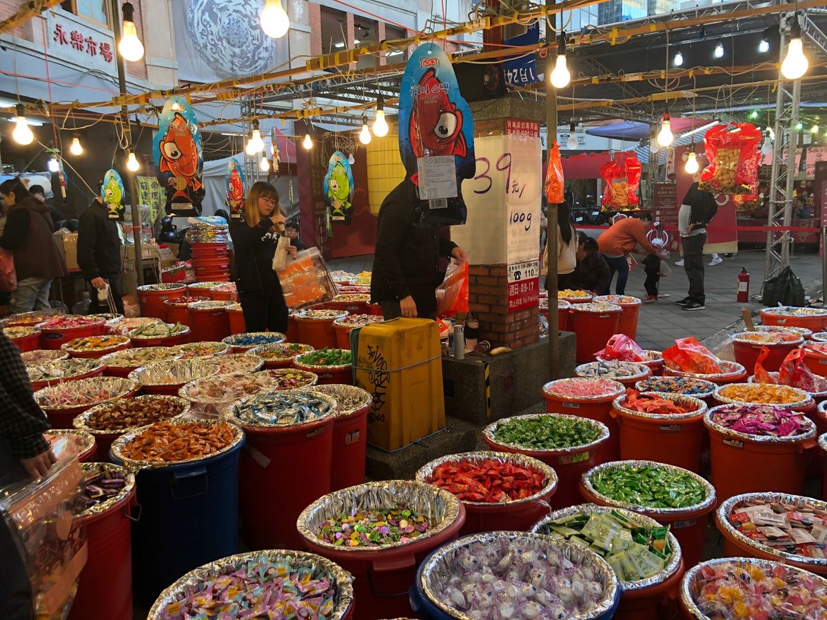 迪化街

旧正月前の迪化街は、お祭りどんちゃん騒ぎ
人でも凄いし、売ってい...