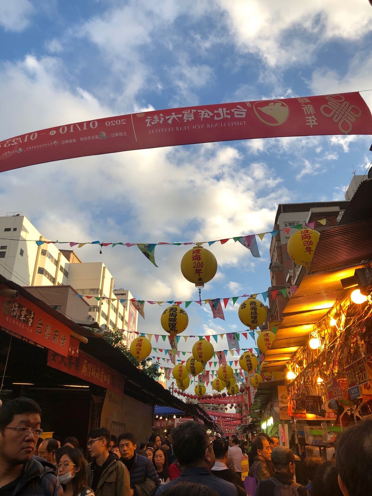 迪化街

旧正月前の迪化街は、お祭りどんちゃん騒ぎ
人でも凄いし、売ってい...