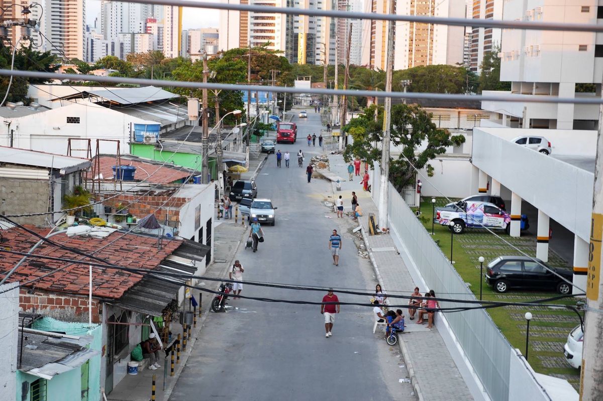 ブラジルのレシフェはリゾート地ながら 治安も悪い大都市である。トランジット...