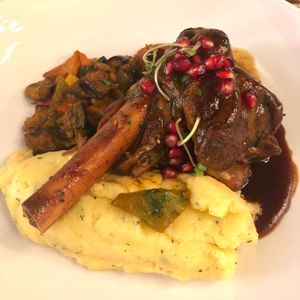 The Vineyard hotel

ペンギン調査のメンバーと合流する1...