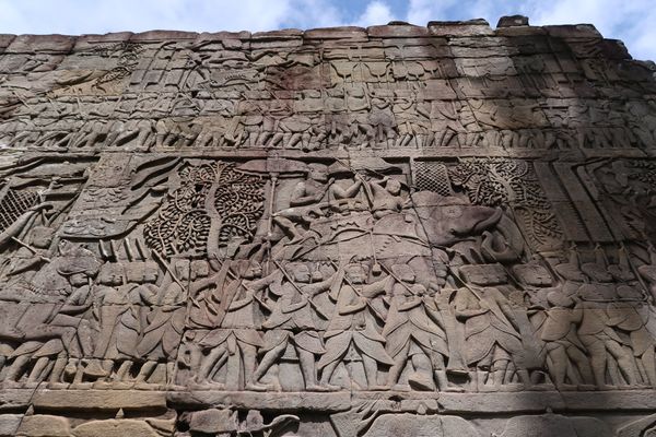 カンボジア・アンコールワット 、シェムリアップ「5歳娘と旦那とカンボジア」の写真:バイヨンのレリーフ。ちょっとユーモラスで...