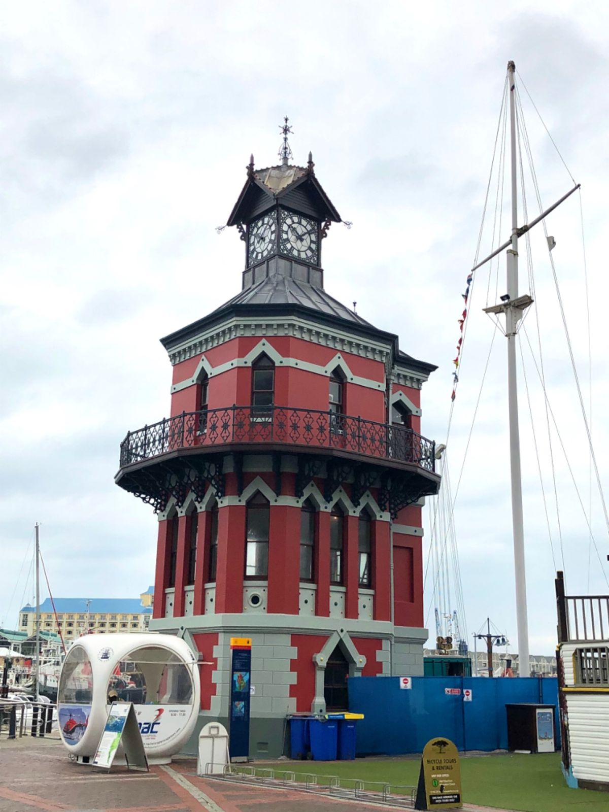 初めてチーム員と合流の日
目印はこのクロックタワー🗼

私が到着するとトバ...