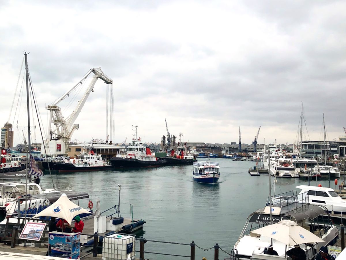 初めてチーム員と合流の日
目印はこのクロックタワー🗼

私が到着するとトバ...