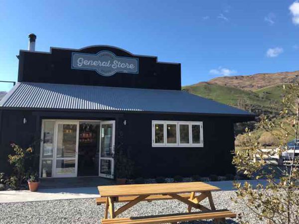 ニュージーランド・オークランド「newzeland」の写真：クイーズタウンからクラウン山脈を越えるク...