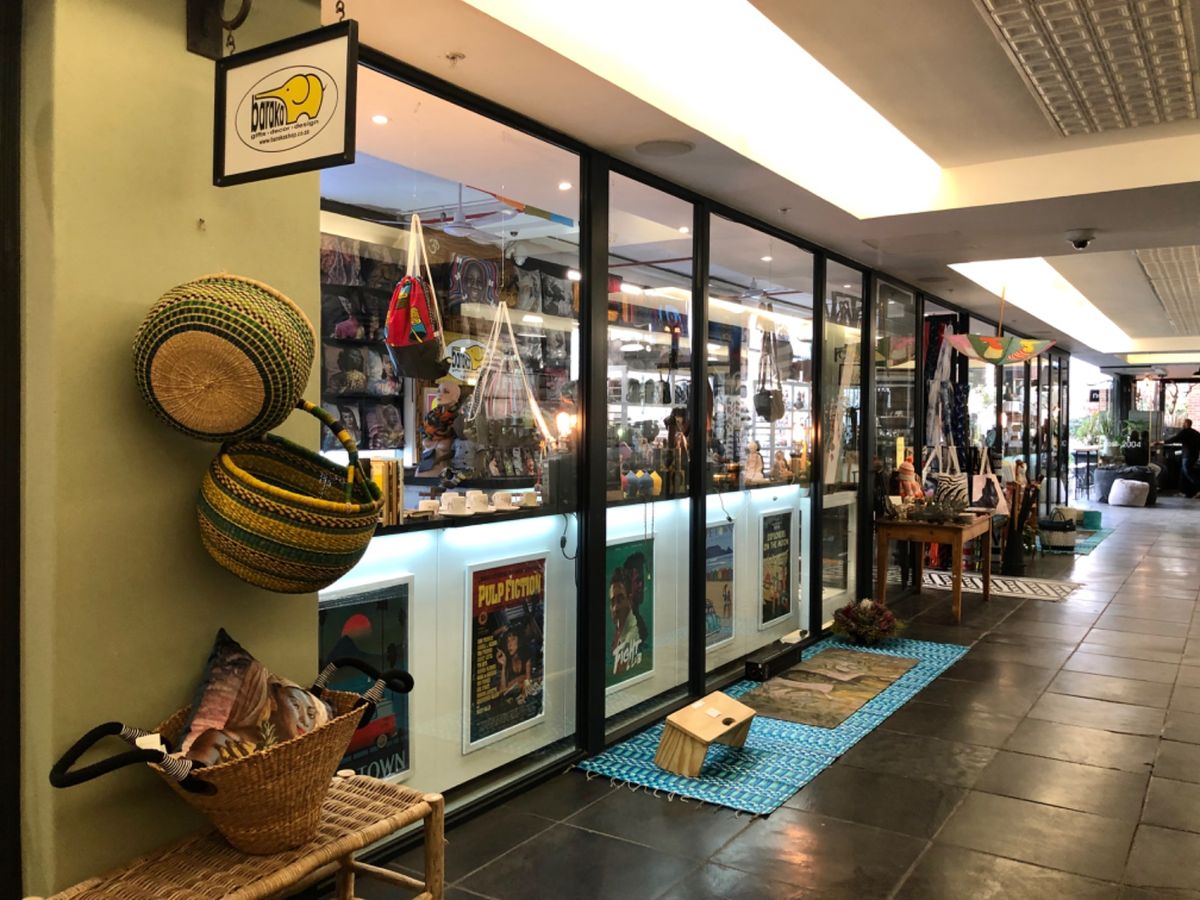 みんなと一旦別れたあと、
お目当のオシャレタイマッサージ店へ行くとあいにく...