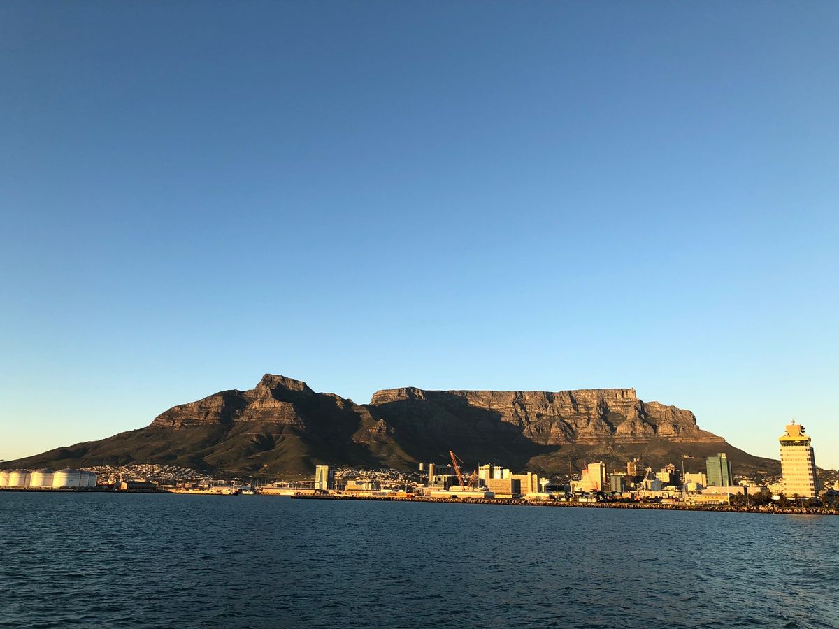 ロベン島への⛴が出航する頃には朝日もだいぶ上がってきて気持ちの良い朝に！
...
