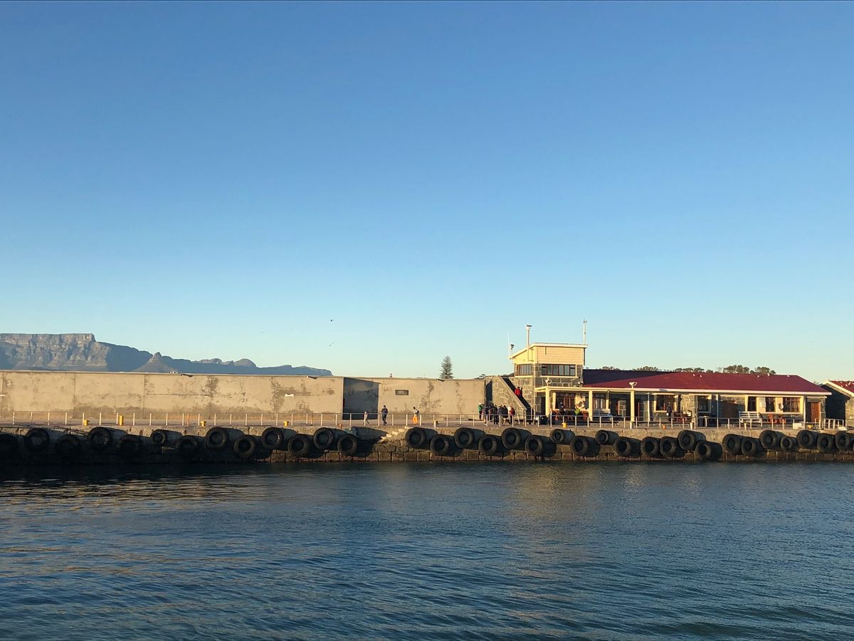 ロベン島への⛴が出航する頃には朝日もだいぶ上がってきて気持ちの良い朝に！
...