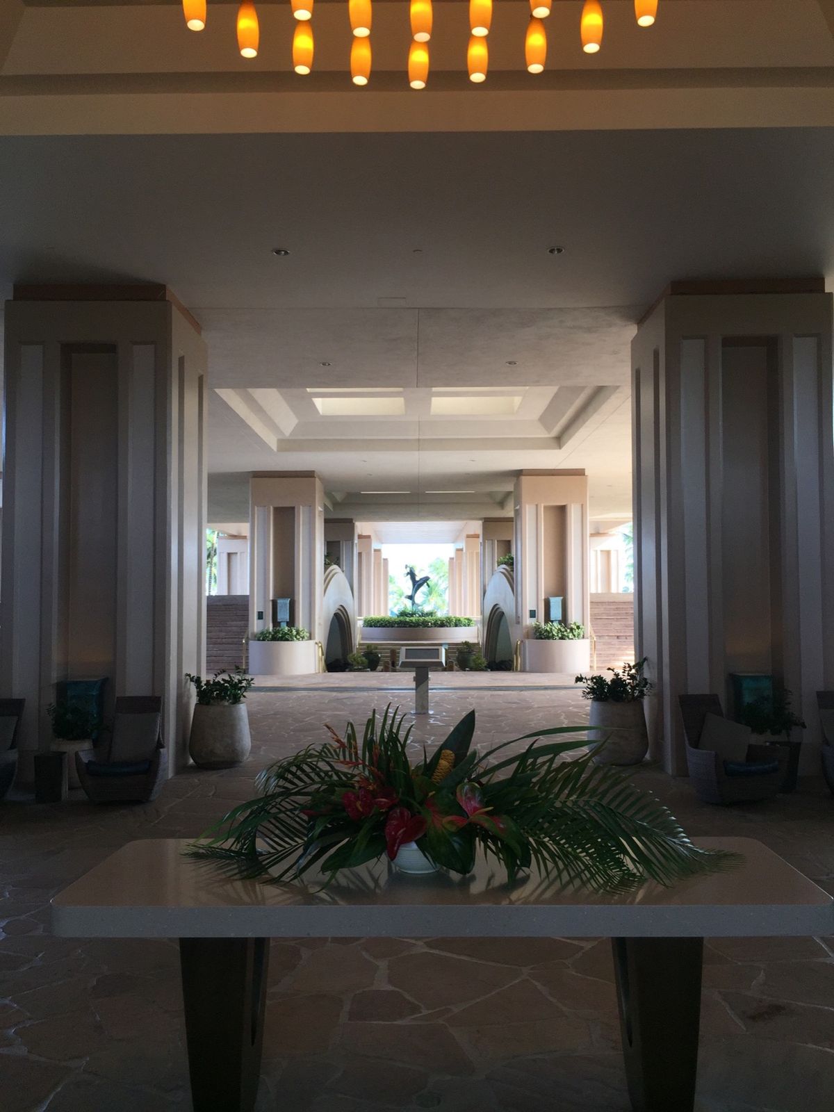 傾いていく太陽に負けじと車を走らせ、お馴染みのワイコロアの入り口ゲートの横...