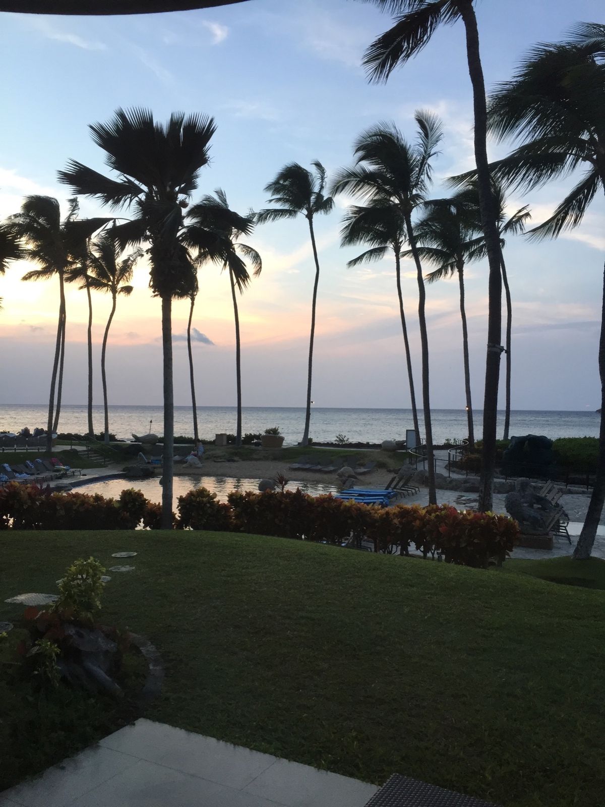 傾いていく太陽に負けじと車を走らせ、お馴染みのワイコロアの入り口ゲートの横...