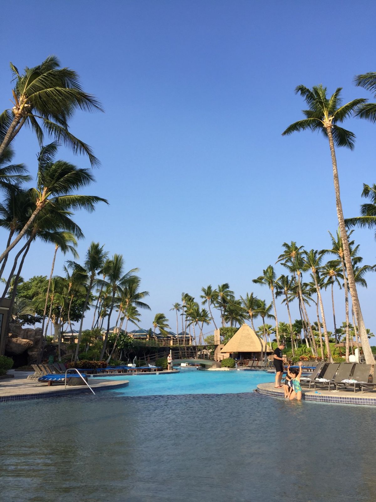 おはようございます。 起きてカーテンを開けたらすぐそこには魅力的なプール✨...