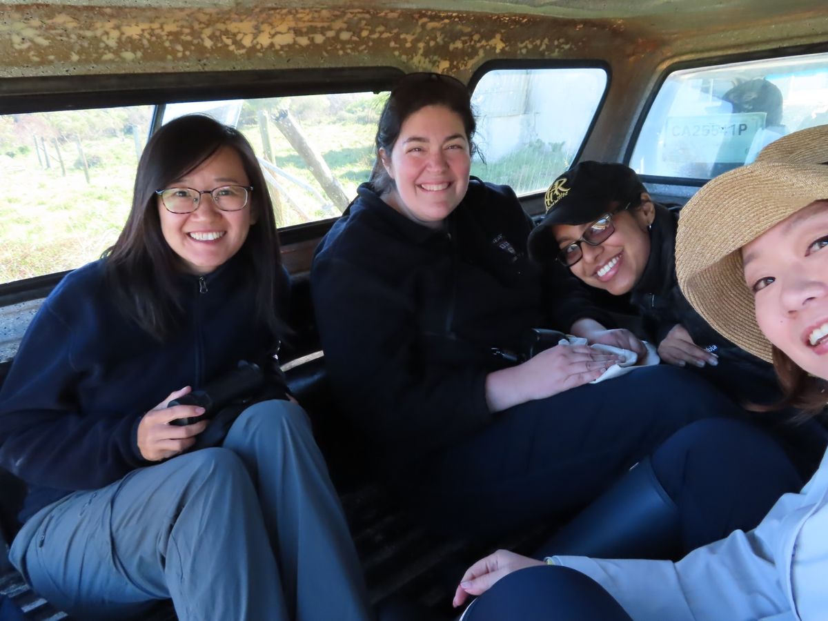 ロベン島の中ではこんな風に車の荷台にみんなで詰め込まれて移動

長時間乗っ...