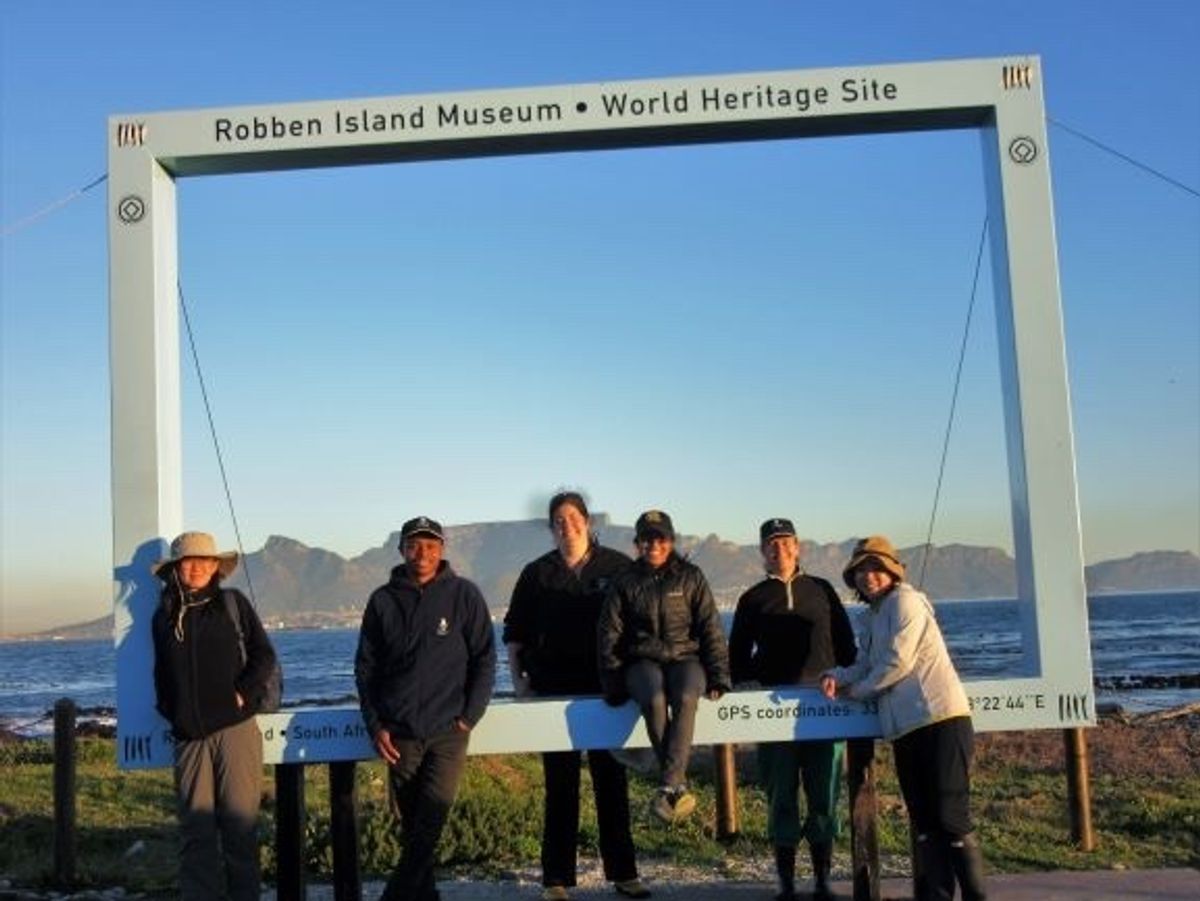 初日のタスクが終わった後に
みんなで集合写真

ここはロベン島ツアーの人達...