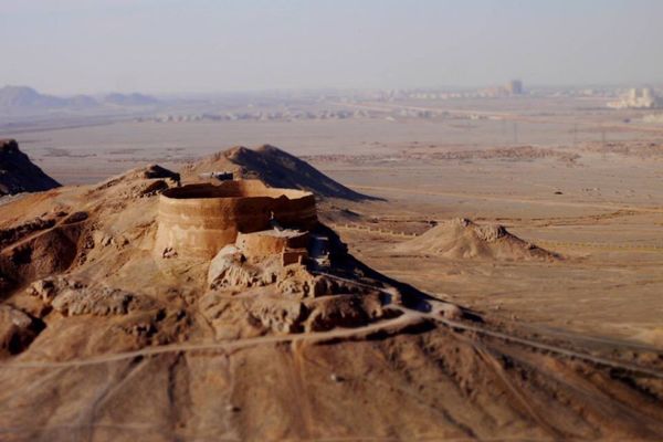 イラン・イスラム共和国・Shiraz「コーカサス旅(イラン)」の写真：シーラーズから砂漠の町ヤズドに到着。
自...