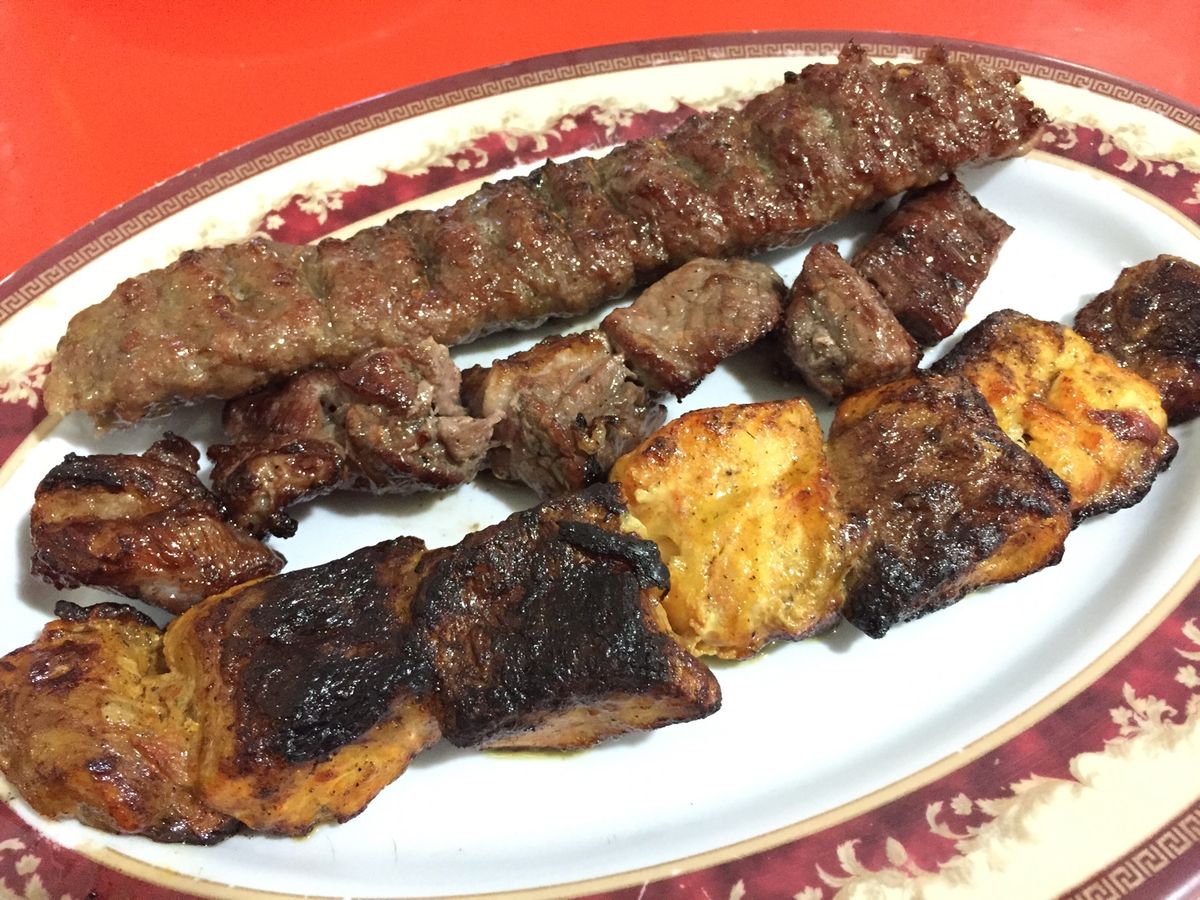 バンダレアンザリー、チョウザメ串焼き(手前)。他の串焼きよりかなり高いけれ...