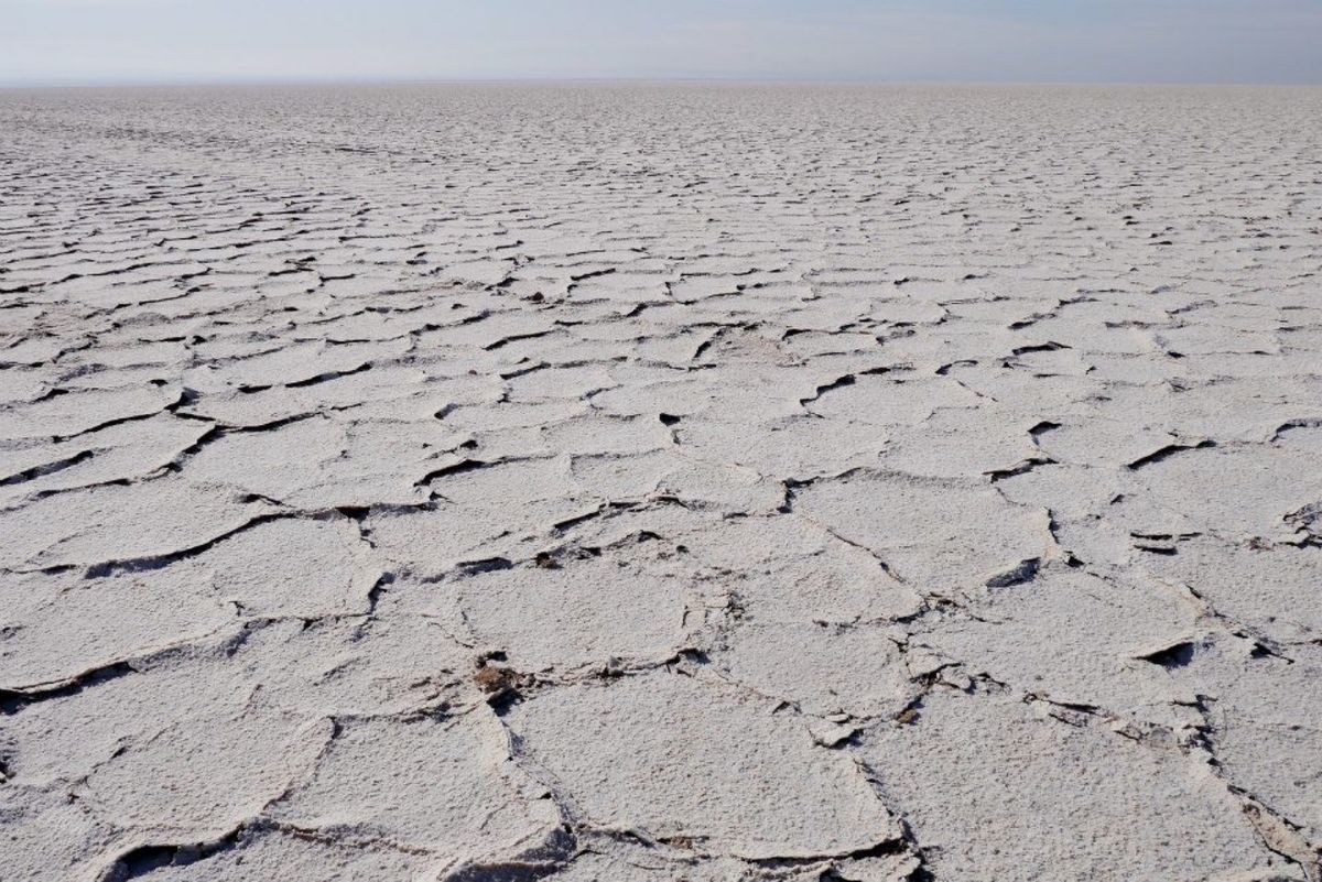 テヘラン南部のカーシャーンという町でタクシーチャーターし、砂漠と塩湖を訪れ...