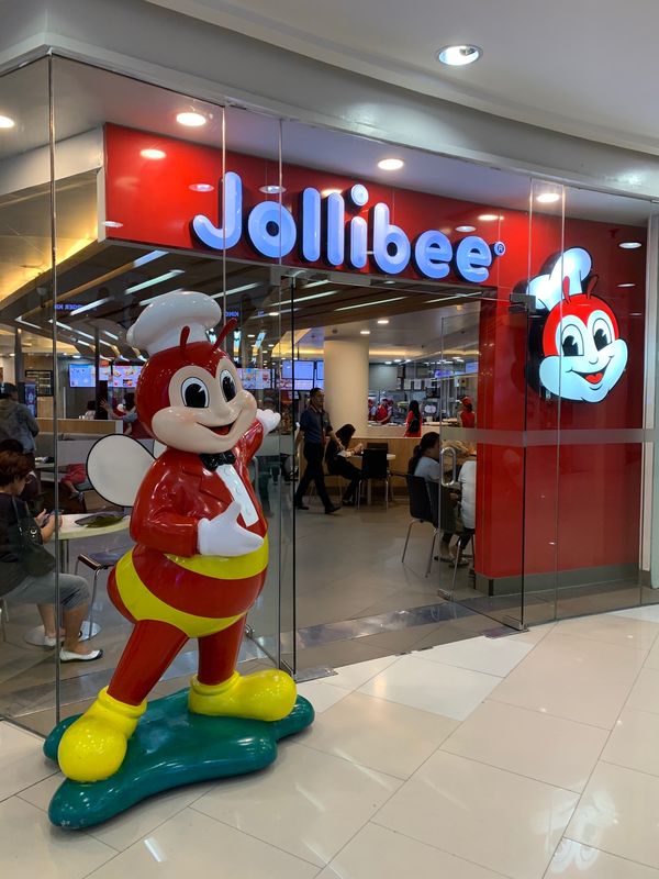 フィリピン・ナルスアン島「セブ島・ジンベイザメとシュノーケリング」の写真:フィリピンで愛されているファストフード、...