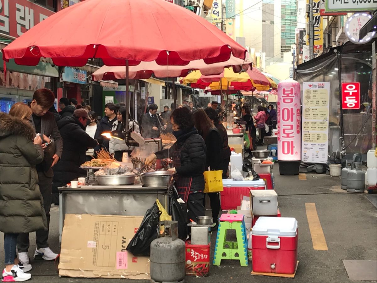 屋台でトッポギとチヂミを食べて満腹！