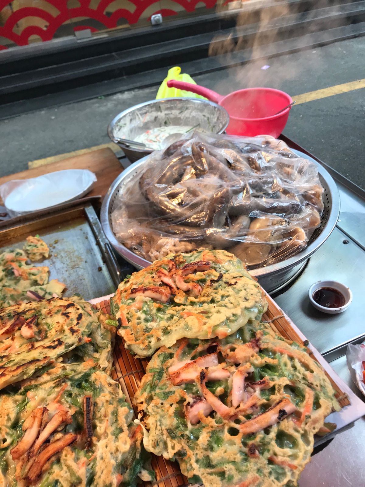 屋台でトッポギとチヂミを食べて満腹！