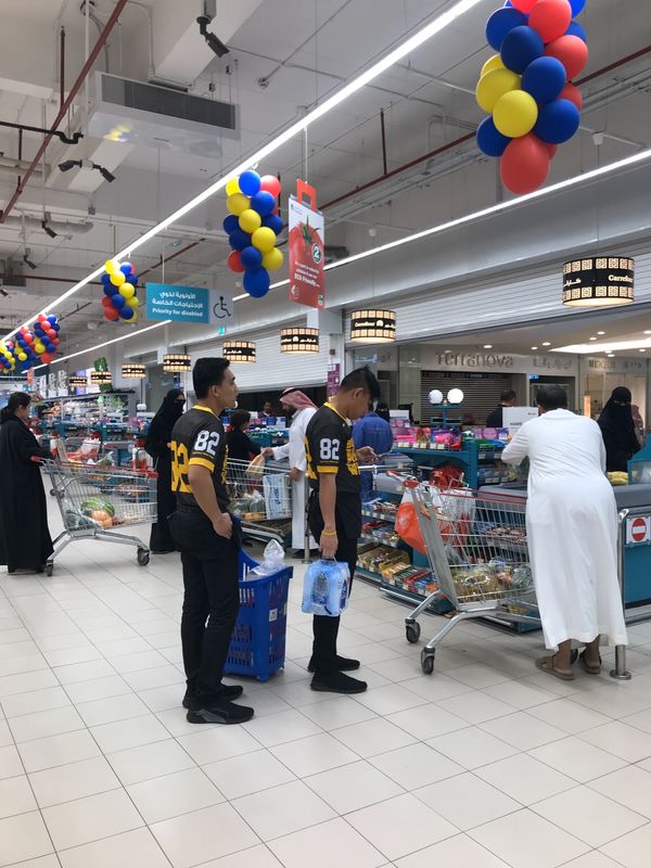 サウジアラビア「リヤド　globalMISKに参加」の写真：昔書道をやっていたので、現地の方の名前を...