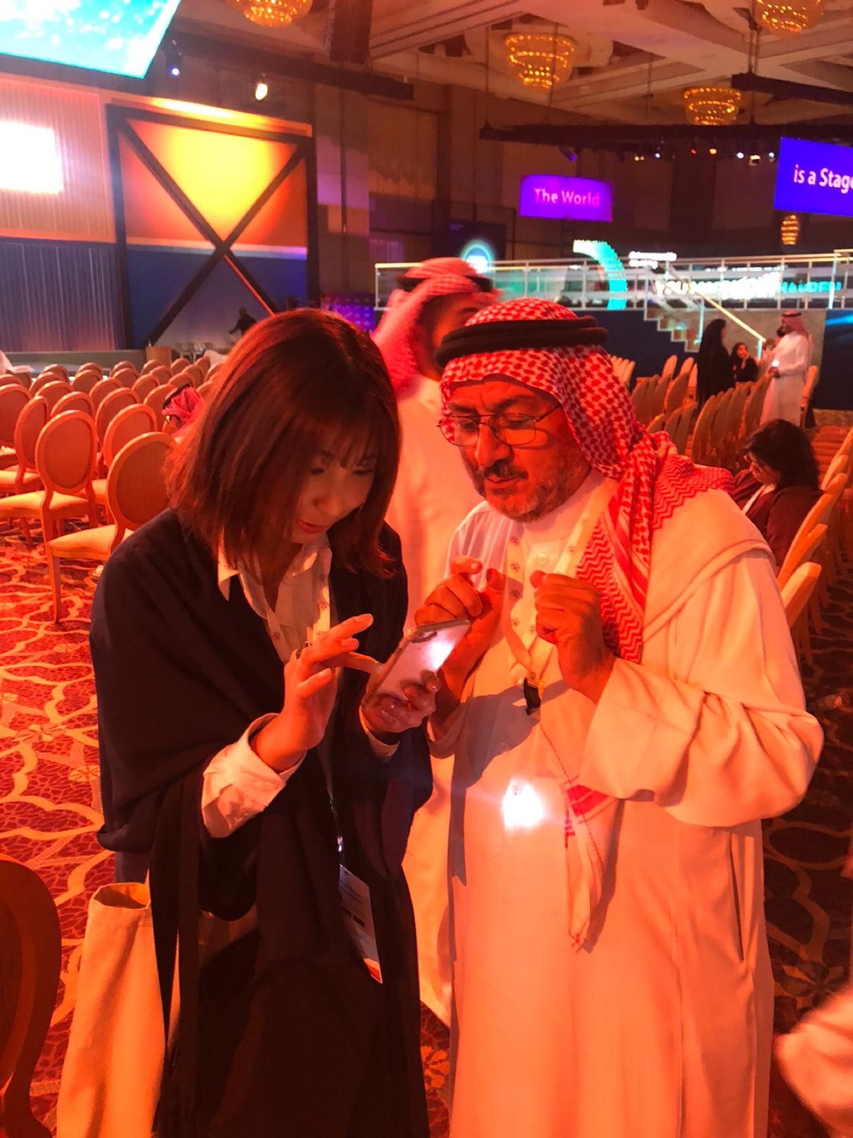 昔書道をやっていたので、現地の方の名前を漢字にして筆ペンで書いたものをプレ...