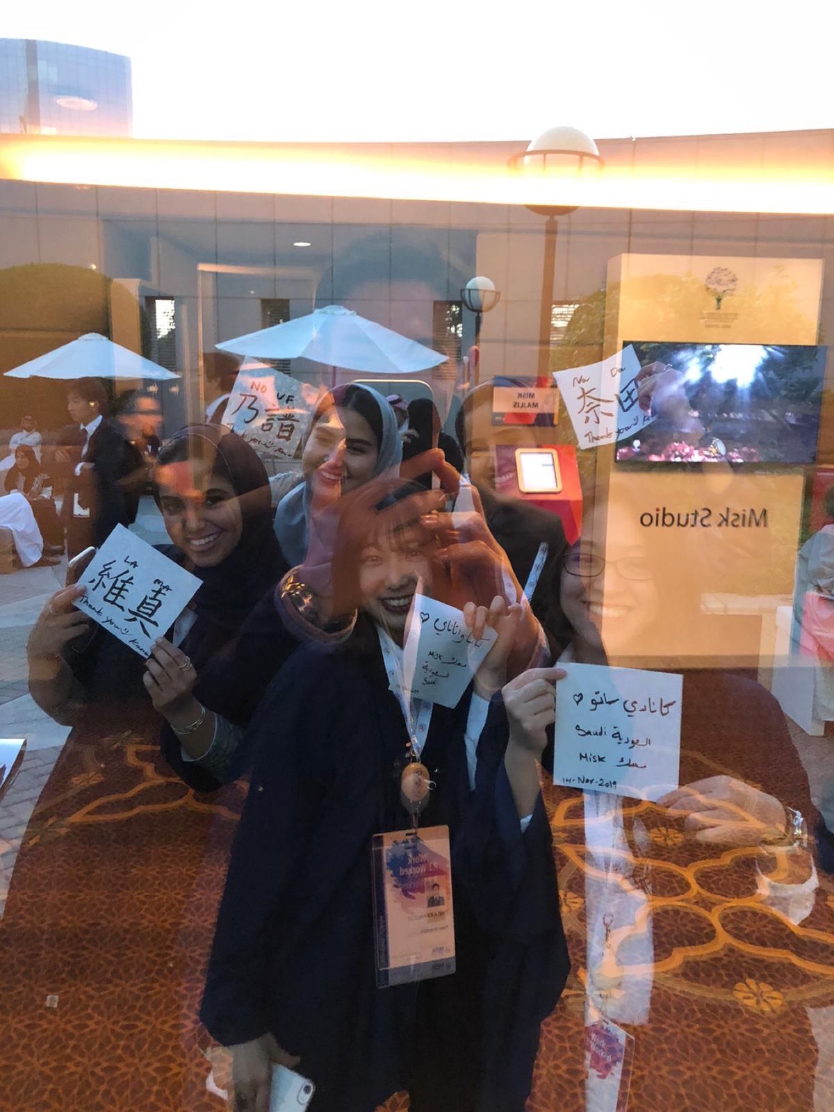 昔書道をやっていたので、現地の方の名前を漢字にして筆ペンで書いたものをプレ...