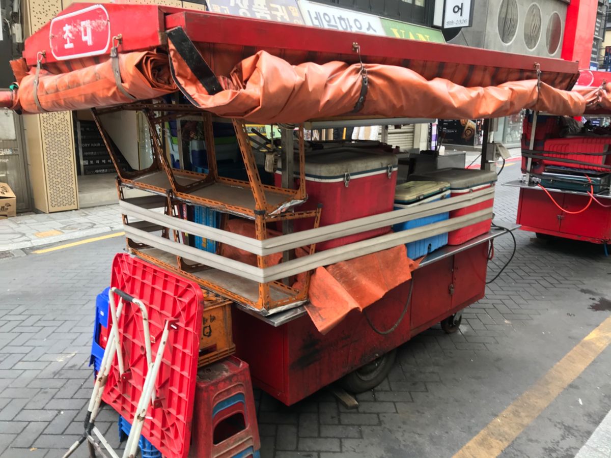 ロッテ百貨店裏の屋台。昼間は開いているお店もあったけど、閉まってるお店はこ...