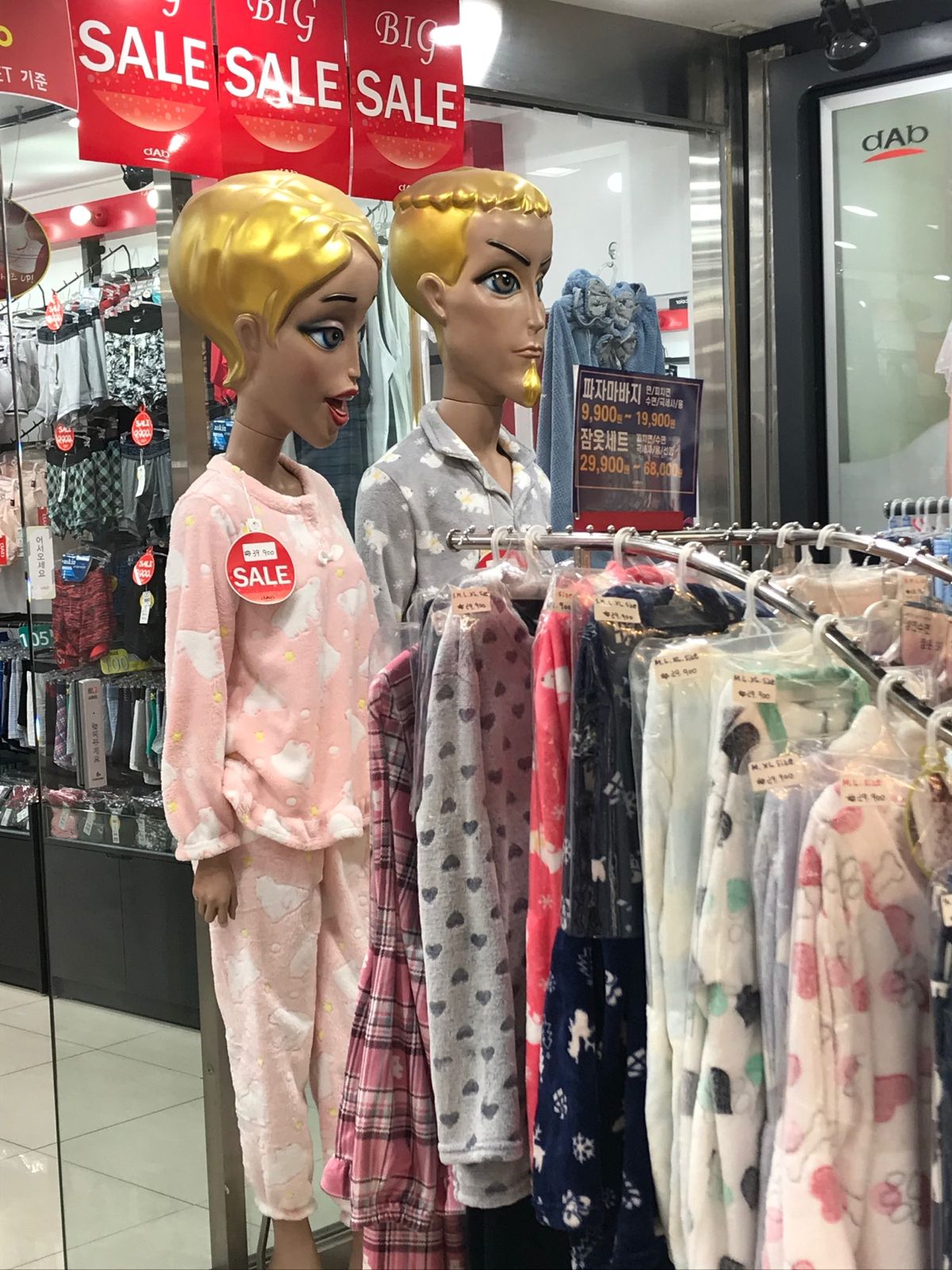 南浦洞周辺を散策。
25日に行きましたが、市場はほとんど閉店。